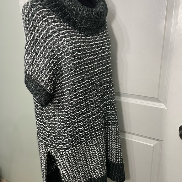Cozy Black and White Knit Sweater Cowl neck Poncho Size 18/20 CB-70 - Picture 5 of 7